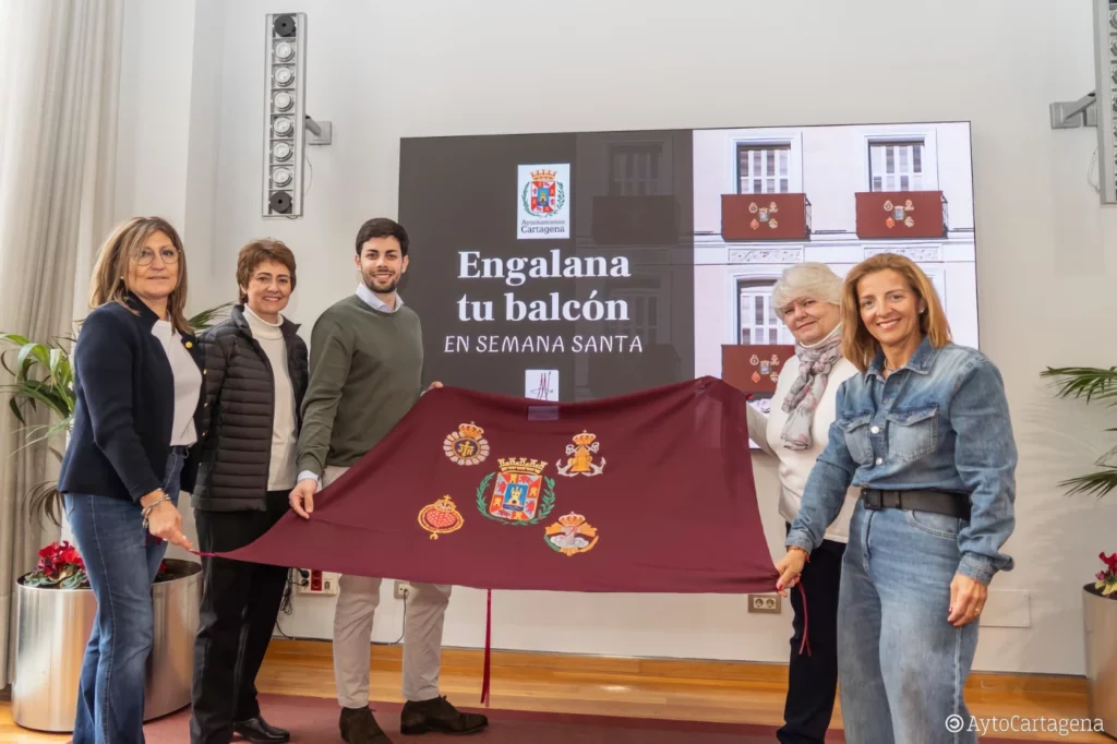 Ayuntamiento Y Mujeres Cofrades Engalan Semana Santa